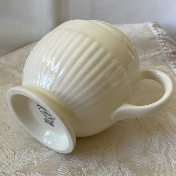 Wedgwood of Etruria & barlaston England Edme Creamer Pitcher off white color - Picture 4 of 7